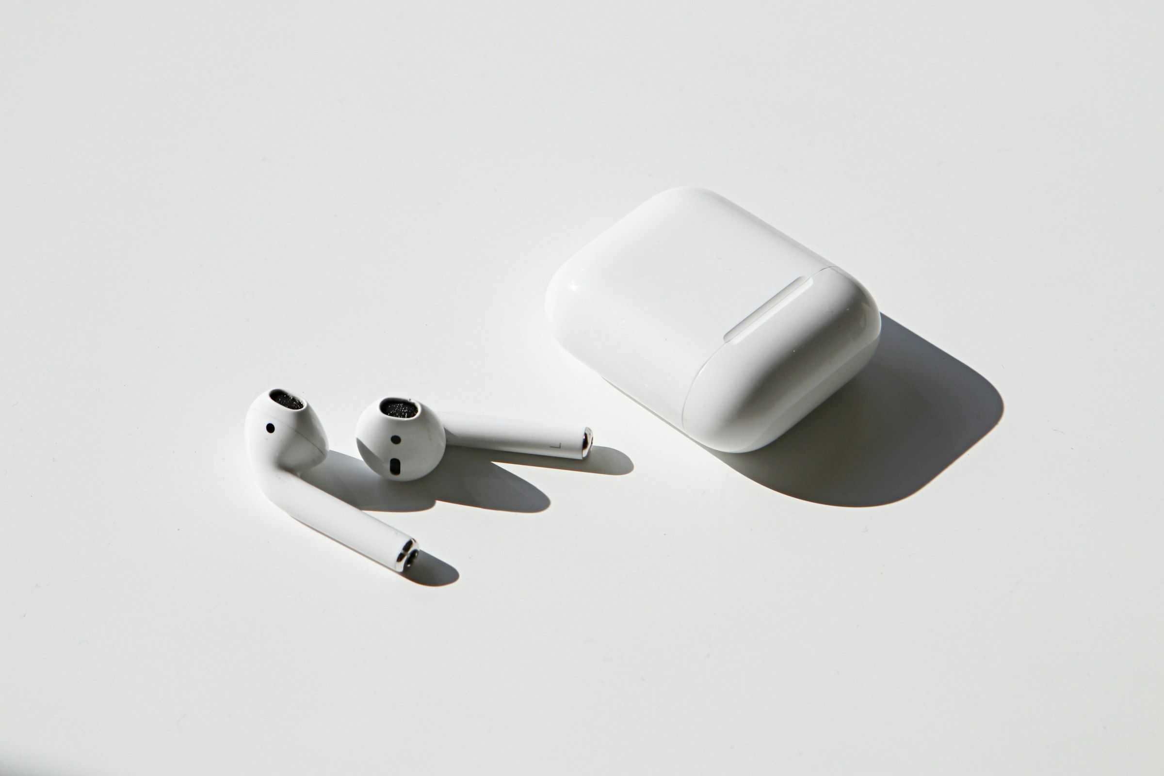 Wireless earbuds and charging case
